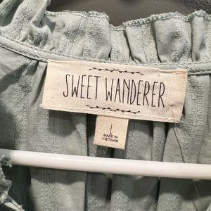 Size large. Hits at the knee or just above.